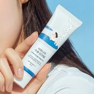 May be an image of ‎one or more people, makeup, ointment, lotion, hand cream and ‎text that says '‎지친 피부 1足部 #수부지선크림주편자차 自のな #수부지선크림 #수부지선크림 수분선크리 수부선크림 자작나무 SPp 차모르는수분이필모발 전한 수분이 #푸른자차 50. 3전하는 필요할 بیا_الک 小量 칠요합 យ 50m PA++++ 디운 라인, 아인‎'‎‎